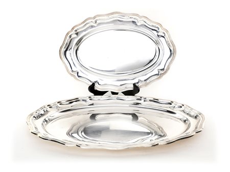  
Due vassoi ovali in argento 
 cm 40x27 e cm 52x34,5 - peso complessivo gr. 2354