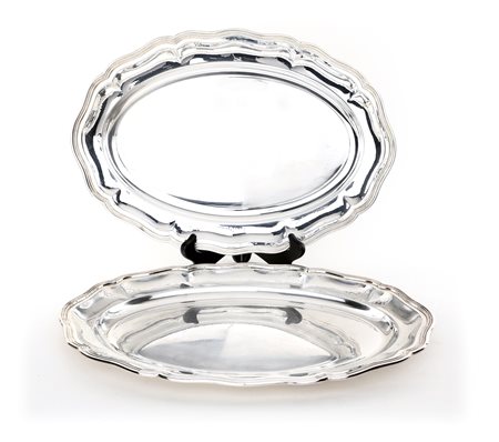  
Coppia di piatti da portata in argento 
 cm 45x31 - gr. 2258