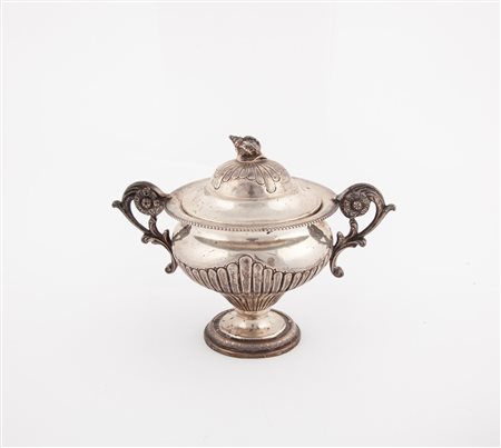  
Piccola zuccheriera in argento con coperchio 
 cm 11x14x8,5 - gr. 200