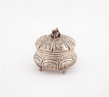  
Zuccheriera in argento con coperchio 
 cm 7,5x7,5 - gr. 108