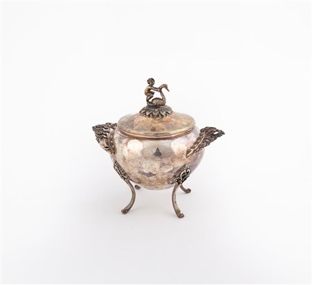  
Zuccheriera biansata con coperchio 
 cm 11x11x8 - gr. 148