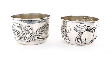  
Due sottobottiglia in argento, argentieri Brandimarte e Leone di Firenze 
 cm 7,5x11,5 e cm 8x11,5 - peso complessivo gr. 274