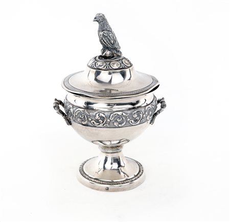  
Antica zuccheriera in argento con coperchio 
 cm 17x10 - gr. 252