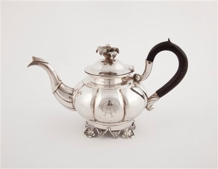 
Piccola teiera, Italia, fine del XIX secolo 
 cm 13x21x10 - gr. 378
