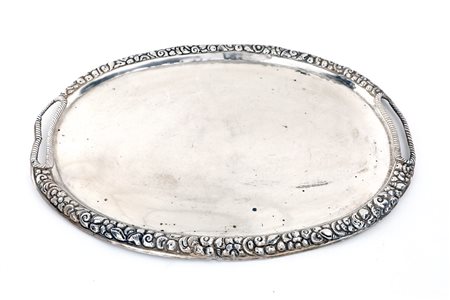  
Vassoio ovale in argento, Napoli, metà del XIX secolo 
 cm 33x24,5 - gr. 430