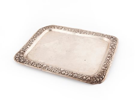 
Vassoio rettangolare in argento, Napoli, inizi del XIX secolo 
 cm 29x22 - gr. 358
