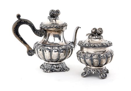  
Teiera e zuccheriera in argento, Napoli, Prima metà del XIX secolo 
 altezza cm 15 e cm 11x8 - peso complessivo lordo gr. 348