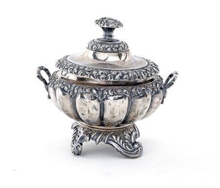  
Zuccheriera biansata in argento, Napoli, XIX secolo 
 cm 13x14x11 - gr. 262