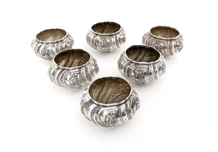  
Sei coppette in argento, en suite con le precedenti 
 cm 7x10 - gr. 1048