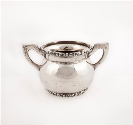  
Zuccheriera biansata in argento, regno austro-ungarico, città di Pest, argentiere S.A. 
 cm 8,5x15,5x9 - gr. 275