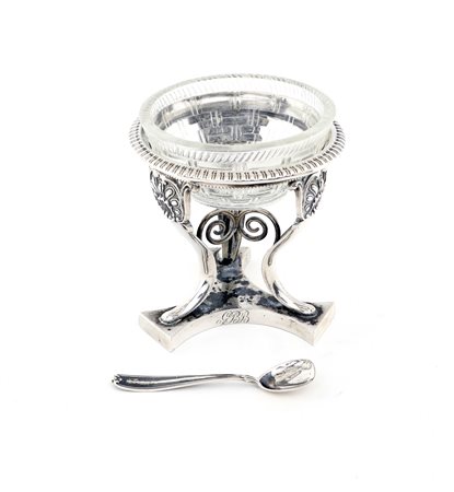  
Saliera in argento, nord Europa (?) 
 cm 8x7,5 - gr. 94