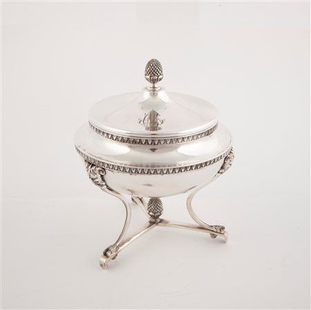  
Zuccheriera in argento con coperchio, austro-ungarico, 1830 - 1840, argentiere F.P. 
 cm 16,5x13 - gr. 475
