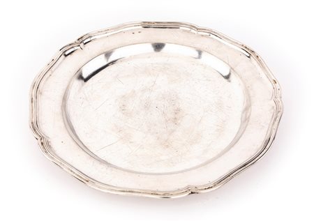 
Grande piatto in argento, Russia, città di Minsk, ultimo quarto del XVIII secolo 
 diametro cm 36 - gr. 1206