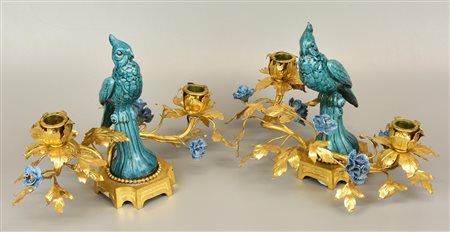 COPPIA DI CANDELIERI in bronzo dorato e ceramica blu, decorati con motivi...