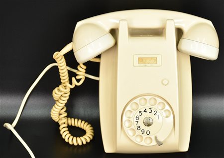 TELEFONO IN BACHELITE telefono in bachelite bianca da parete, marca Ericson...
