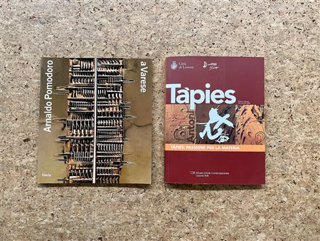 ARNALDO POMODORO E ANTONI TÀPIES - Lotto unico di 2 cataloghi