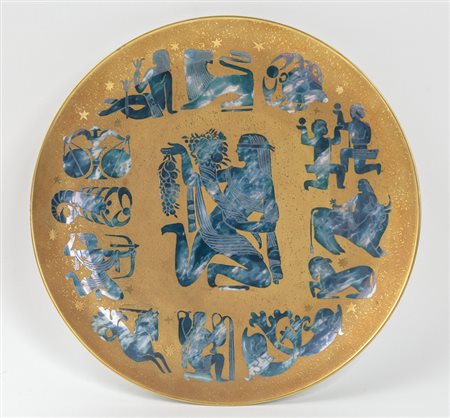 ARRIGO FINZI <br>Un piatto in porcellana decorato 