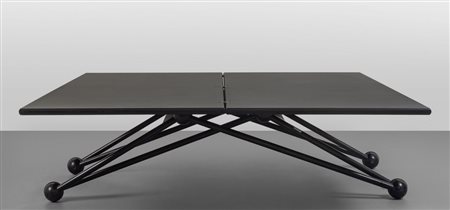 UN TAVOLO TRASFORMABILE, anni '80. <br>Acciaio 