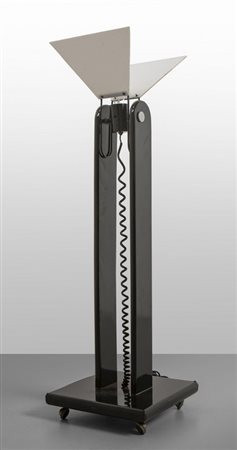 UNA LAMPADA DA TERRA, anni '80. <br>Legno 