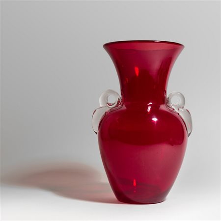 MURANO, anni '50. <br>Un vaso in vetro rosso con 