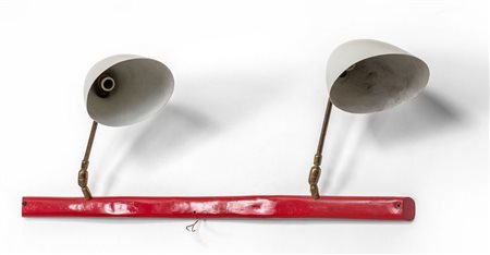 UNA LAMPADA DA PARETE, anni '50. <br>Metallo 