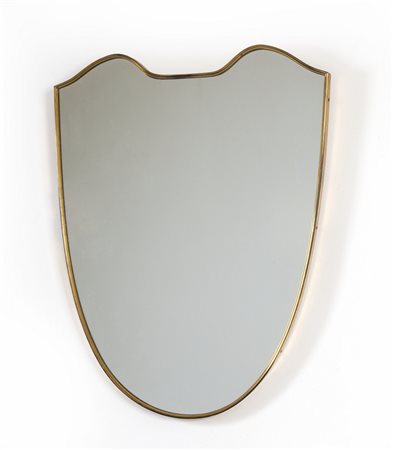 UNO SPECCHIO DA PARETE, anni '50. <br>Ottone, 