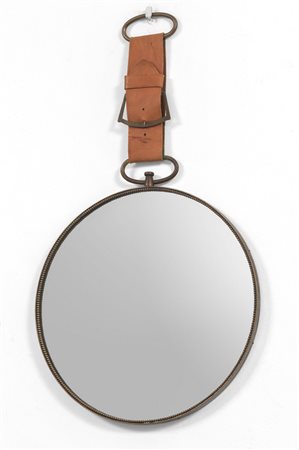 UNO SPECCHIO DA PARETE, anni '50. <br>Ottone, 