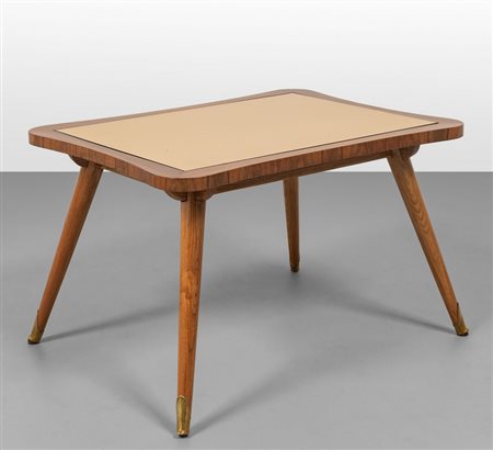 UN TAVOLINO, anni '50. <br>Basamento in legno di 