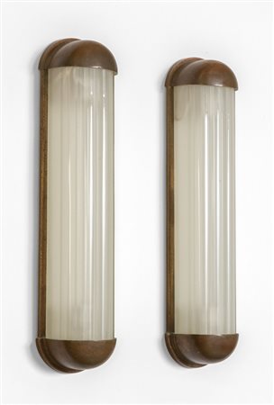 DUE LAMPADE DA PARETE, anni '50. <br>Ottone, 