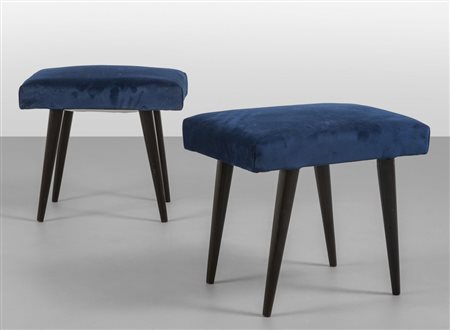 DUE SGABELLI, anni '50. <br>Legno tinto 