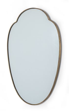  UNO SPECCHIO DA PARETE, anni '50. <br>Ottone, 