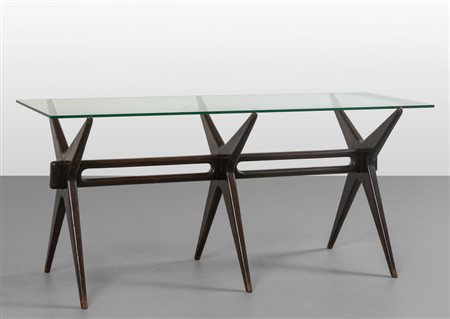 UN TAVOLINO, anni '50. <br>Legno di faggio tinto 