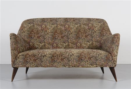 UN DIVANO, anni '50. <br>Struttura e gambe in 