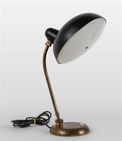 UNA LAMPADA DA TAVOLO, anni '50. <br>Ottone, 