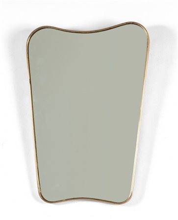UNO SPECCHIO DA PARETE, anni '50. <br>Ottone, 