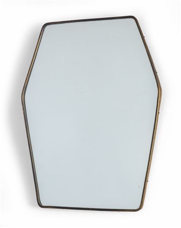 UNO SPECCHIO DA PARETE, anni '50. <br>Ottone, 