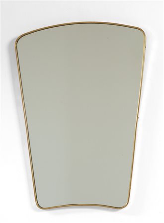 UNO SPECCHIO DA PARETE, anni '50. <br>Ottone, 