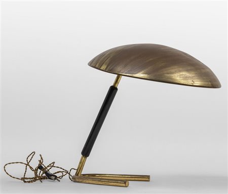 UNA LAMPADA MINISTERIALE, anni '50. <br>Ottone, 