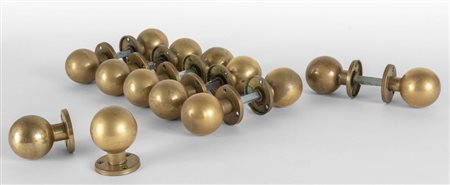  SETTE COPPIE DI MANIGLIE, anni '60. <br>Ottone. 