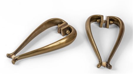 DUE COPPIE DI MANIGLIE, anni '60. <br>Ottone. 
