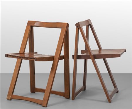 DUE SEDIE PIEGHEVOLI, anni '60. <br>Legno di 