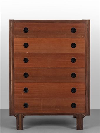 UNA CASSETTIERA, anni '60. <br>Legno di mogano, 