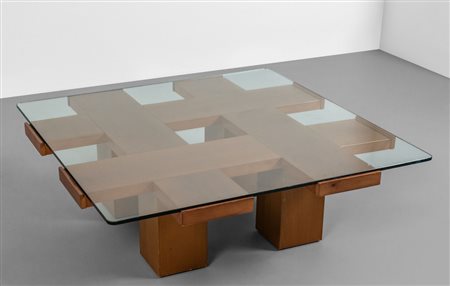 UN TAVOLINO, anni '70. <br>Legno di noce, legno 