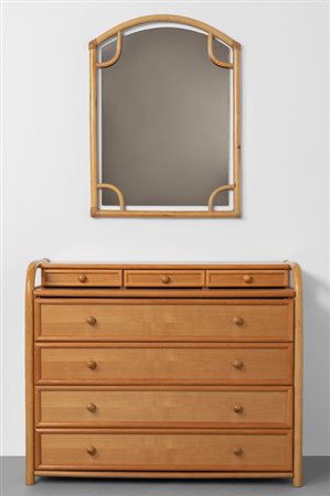  UNA CASSETTIERA CON SPECCHIO, anni '70. 