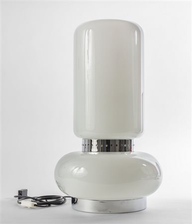 UNA LAMPADA DA TAVOLO, anni '70. <br>Acciaio 