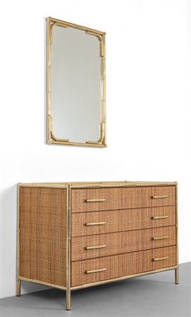UNA CASSETTIERA CON SPECCHIO, anni '70. 