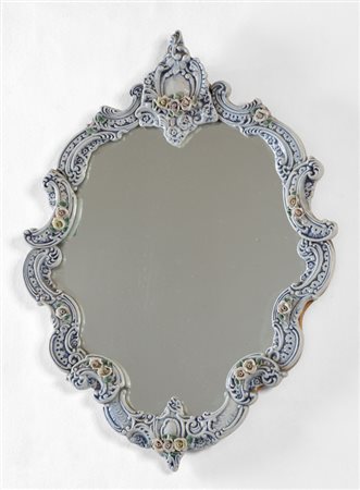 UNO SPECCHIO DA PARETE, anni '70. <br>Porcellana, 