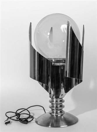 UNA LAMPADA DA TAVOLO, anni '70. <br>Acciaio 