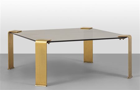 UN TAVOLINO, anni '70. <br>Acciaio ottonato, 