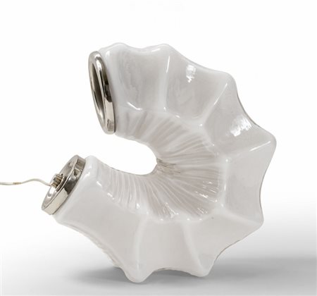 UNA LAMPADA DA TAVOLO, anni '70. <br>Ottone 